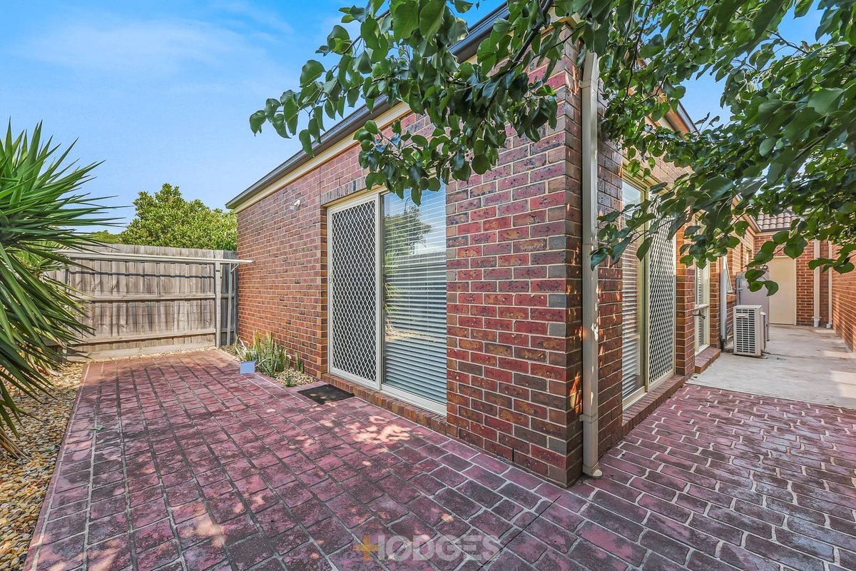 4 / 5 Kentucky Close Narre Warren - Residential for sale