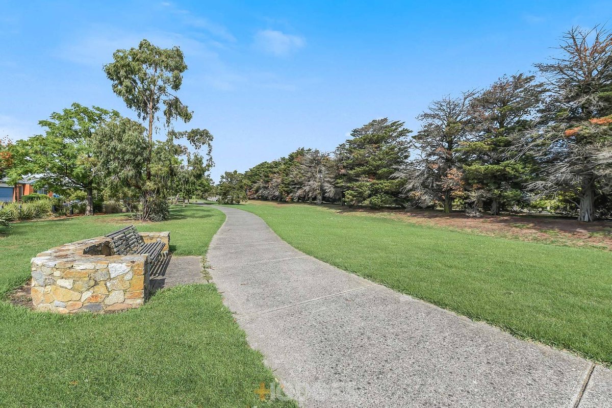 4 / 5 Kentucky Close Narre Warren - Residential for sale