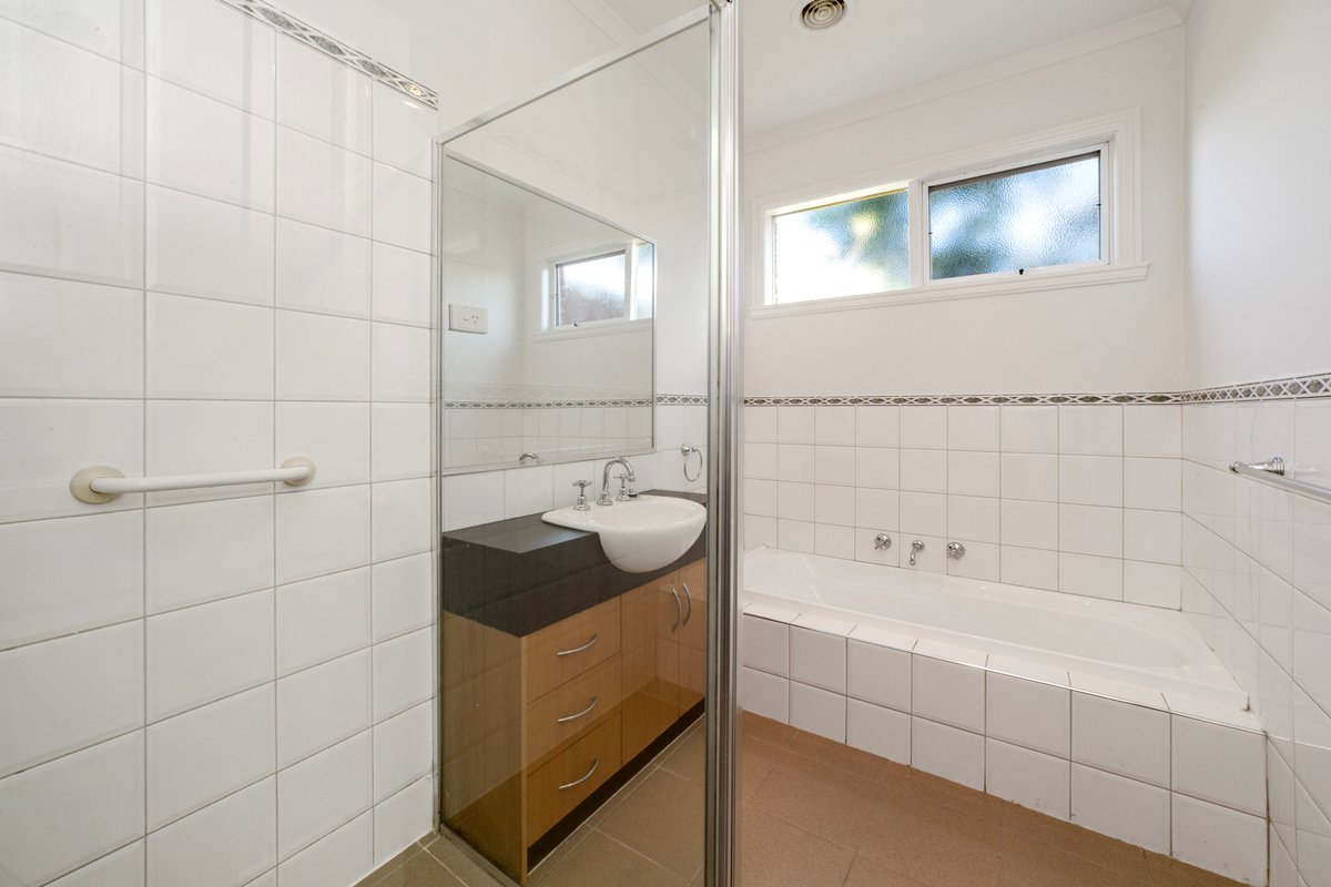 48A Weatherall Road Cheltenham - Residential for lease