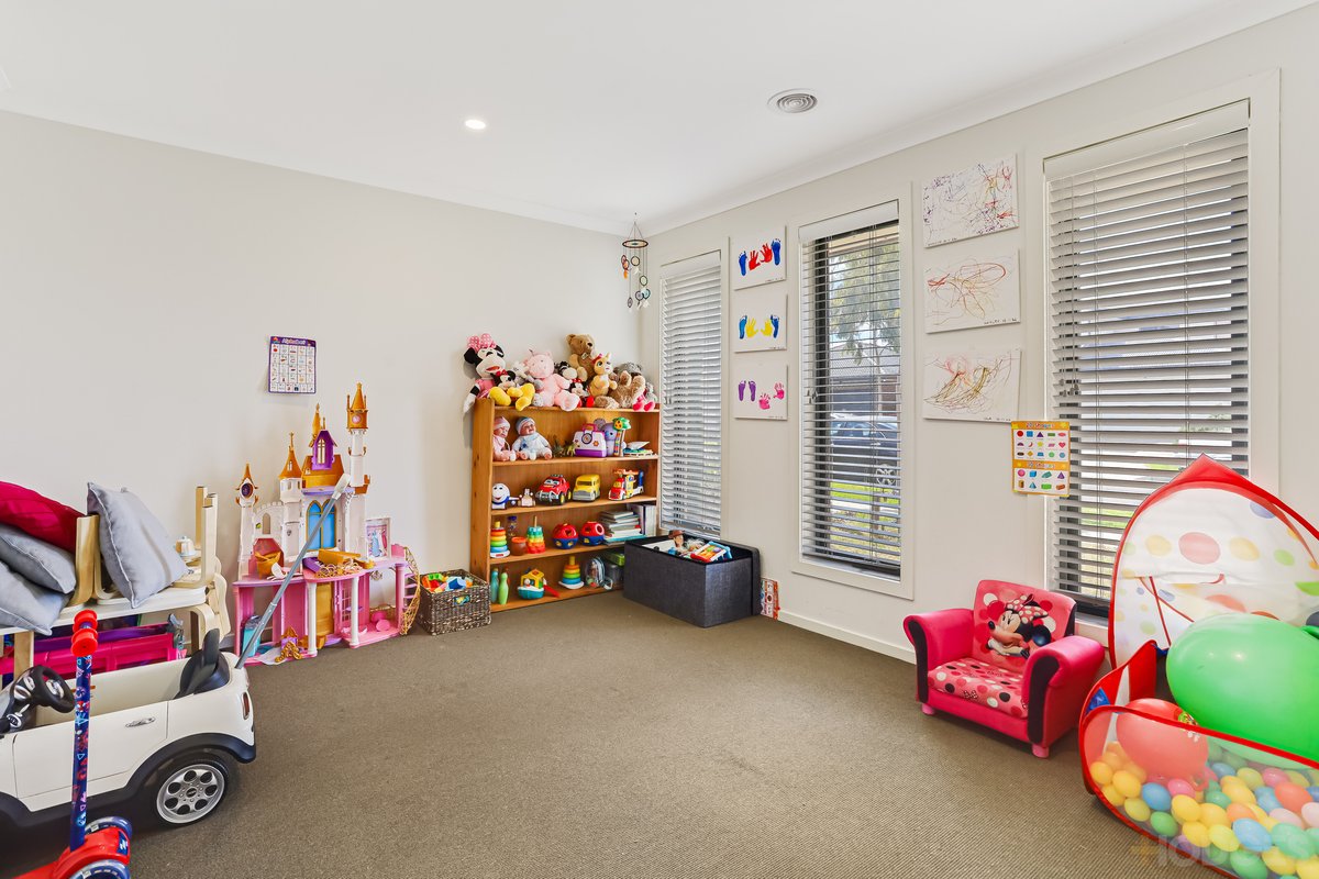 5 Artfield Drive Werribee - Residential for sale