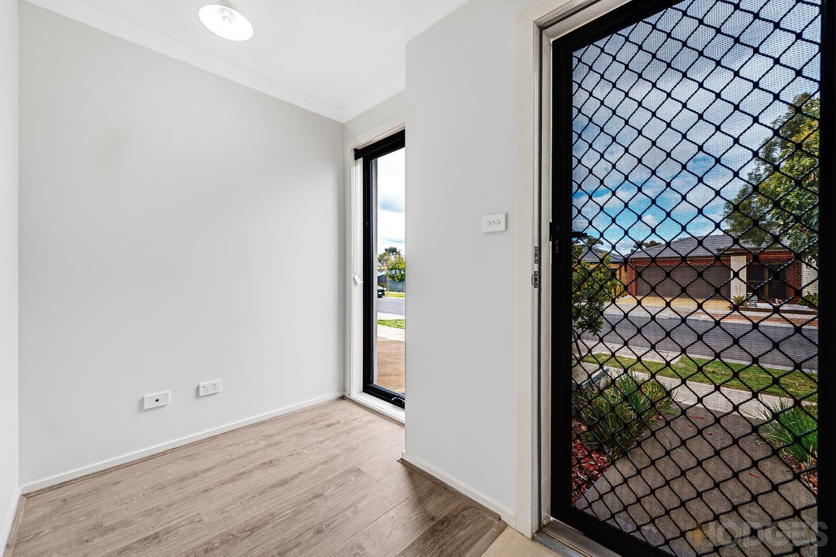 5 / 4 Mantello Drive Werribee - Residential for sale