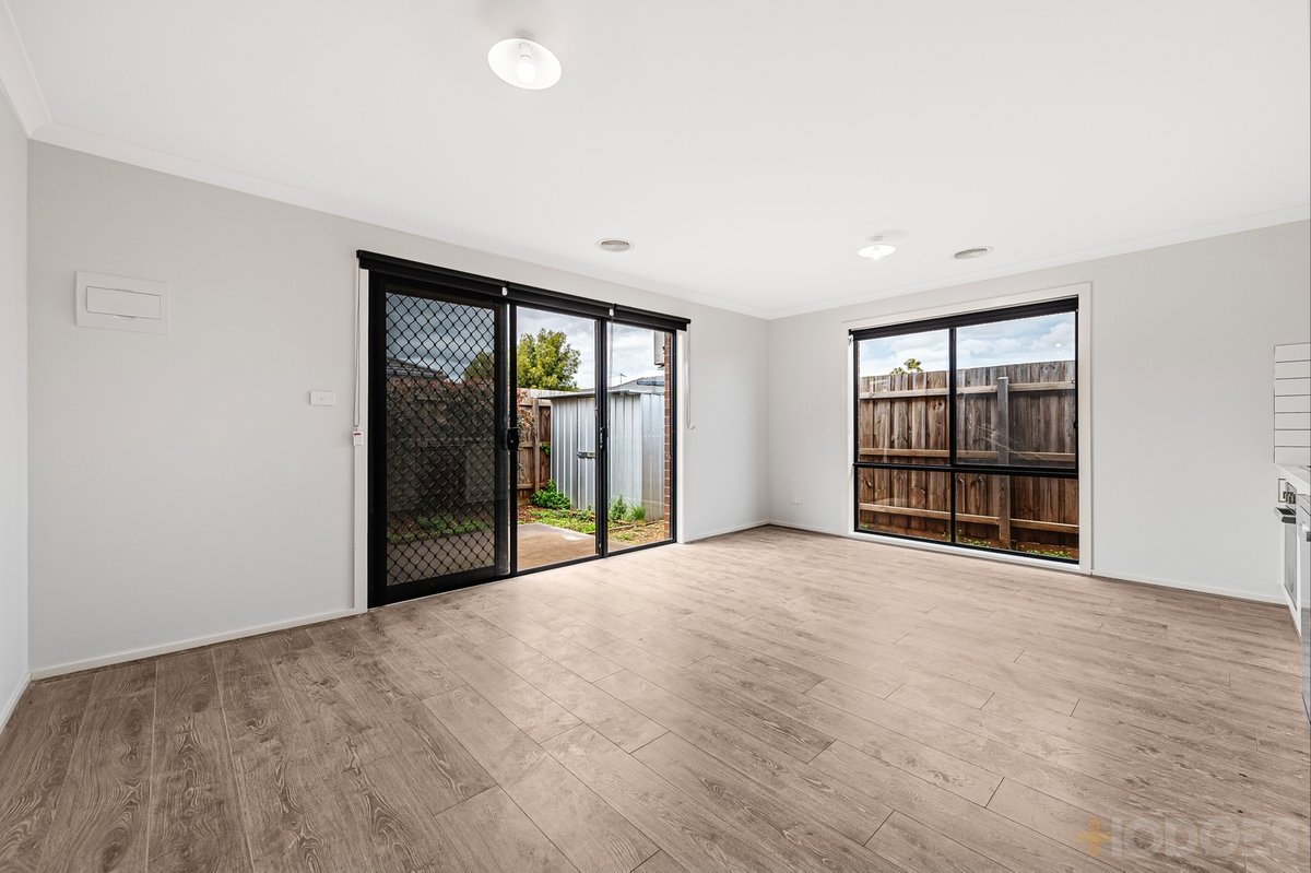 5 / 4 Mantello Drive Werribee - Residential for sale
