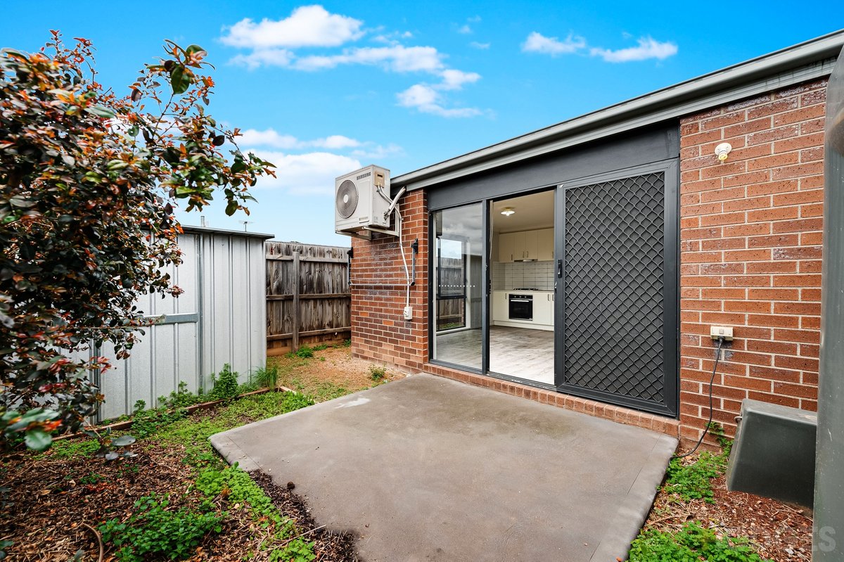 5 / 4 Mantello Drive Werribee - Residential for sale