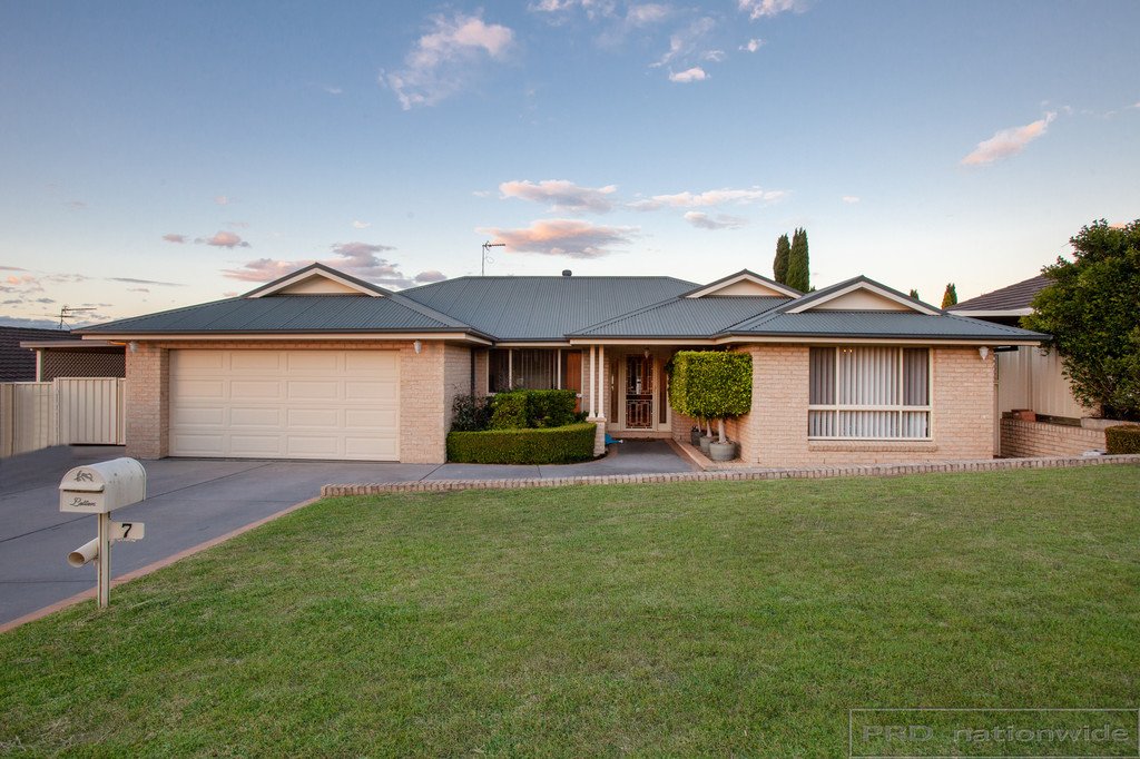 7 Honeyoak Drive, ABERGLASSLYN NSW 2320