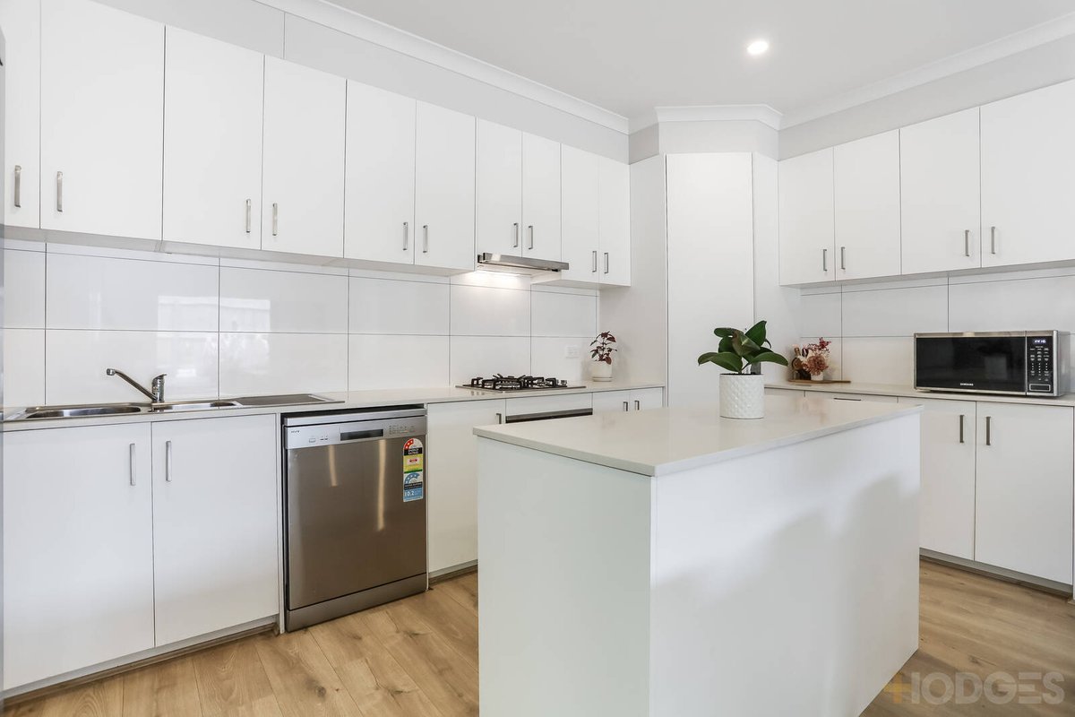 7 / 11 Wendy Way Tarneit - Residential for sale