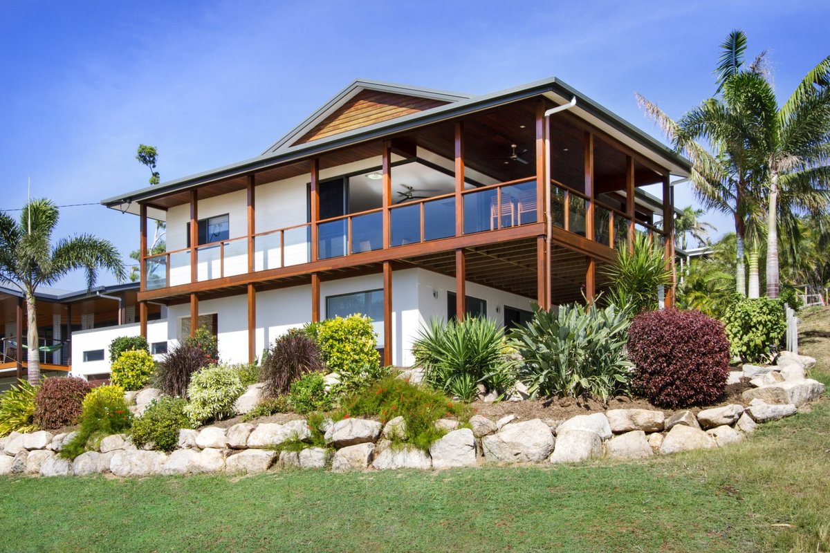 8 Palm Drive, CANNONVALE QLD 4802