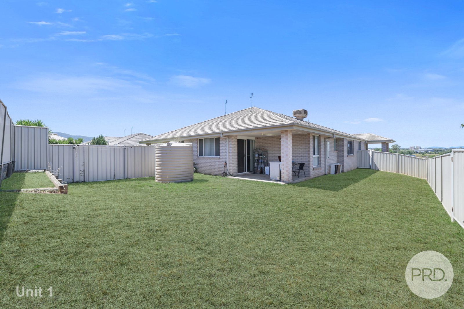 1 & 1A Lake Place TAMWORTH 28