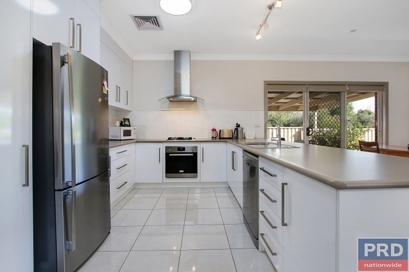 1, 2 & 3/483 Schubach Street EAST ALBURY 13