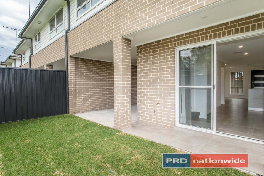 1-2/13 Algie Crescent,  KINGSWOOD 26