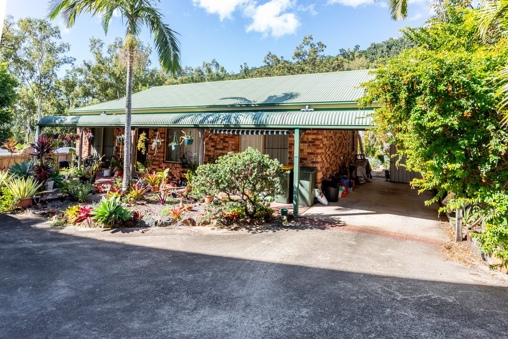 1 & 2/13 Eshelby Drive CANNONVALE 1