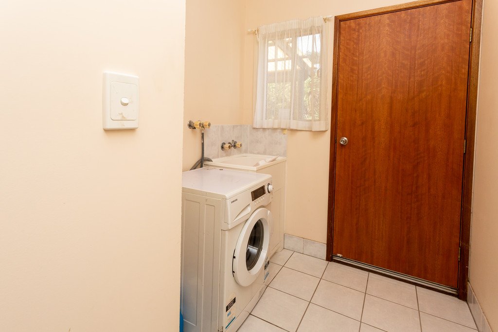 1 & 2/13 Eshelby Drive CANNONVALE 8