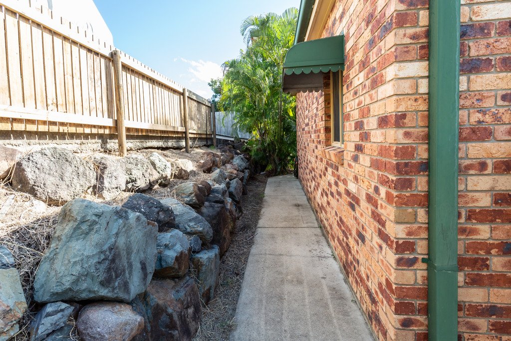 1 & 2/13 Eshelby Drive CANNONVALE 9