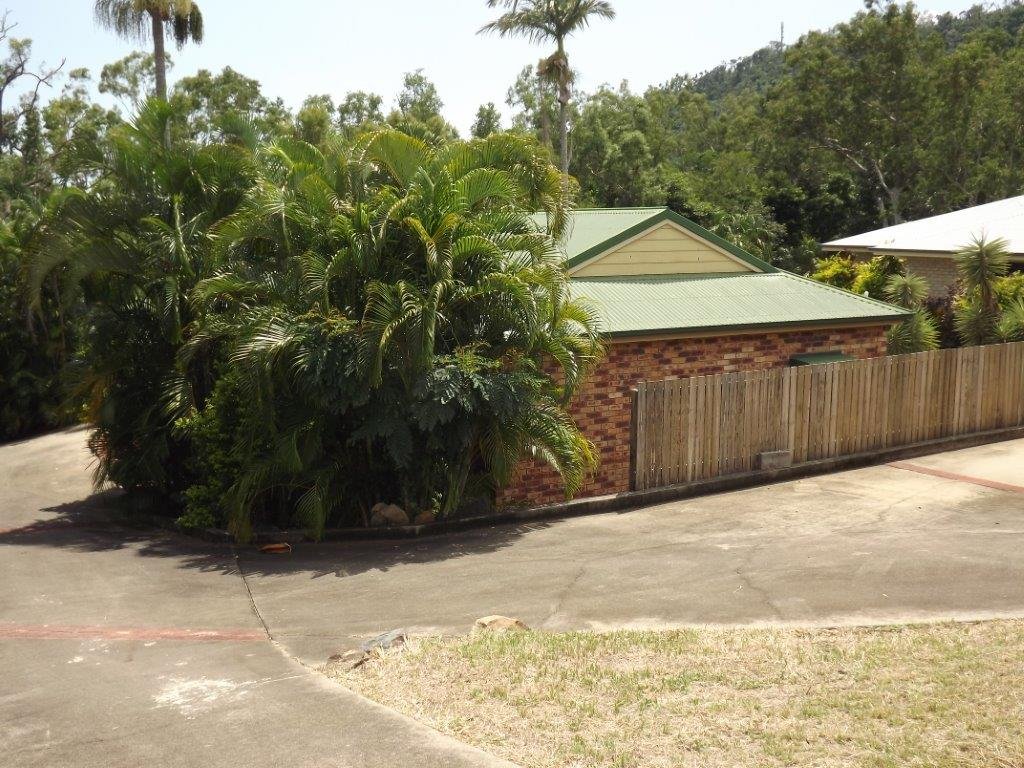 1 & 2/13 Eshelby Drive CANNONVALE 15