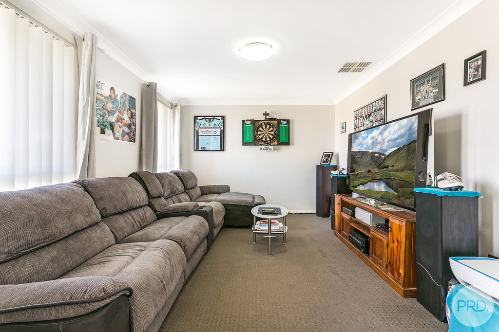 1 Coolamon Close OXLEY VALE 4