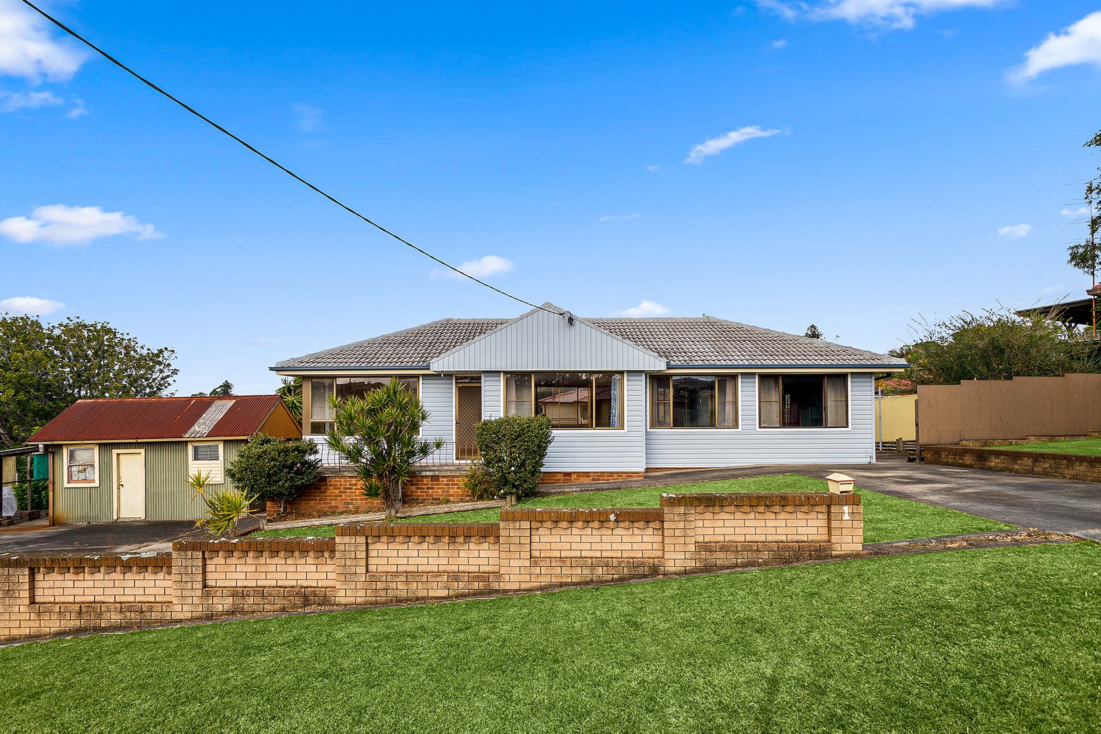 1 Derowie Crescent LAKE HEIGHTS 2