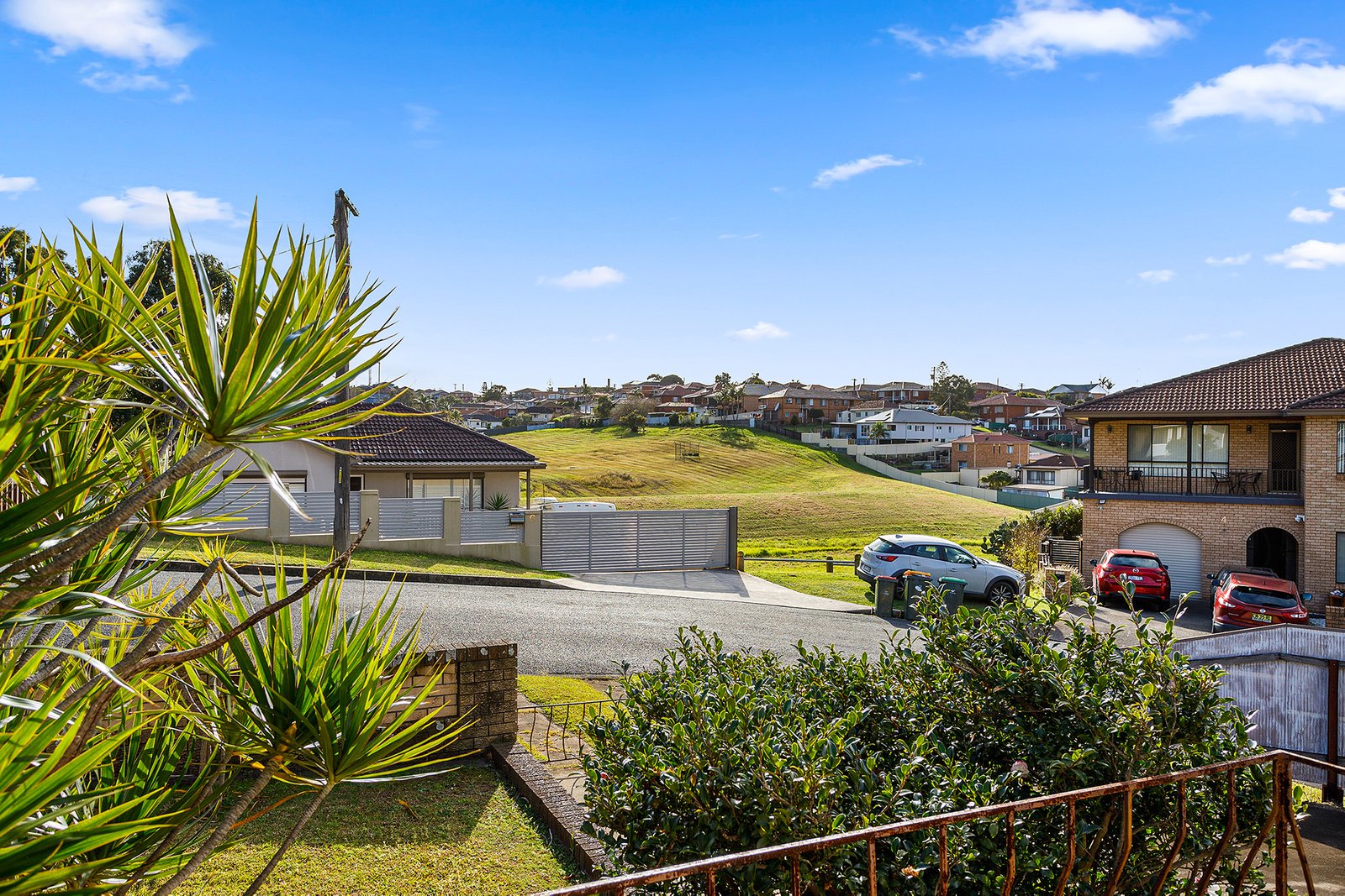 1 Derowie Crescent LAKE HEIGHTS 8