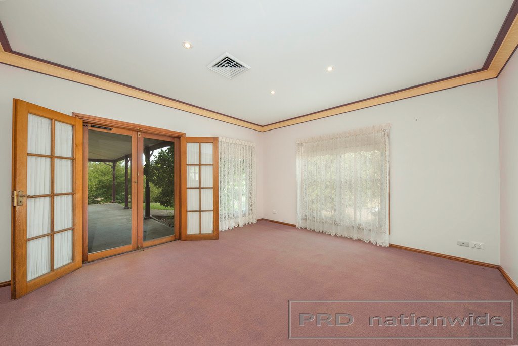1 Douglas Close LARGS 8