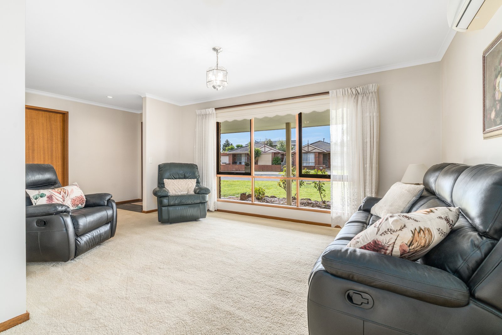 Gallery: 1 Dunmow Crescent