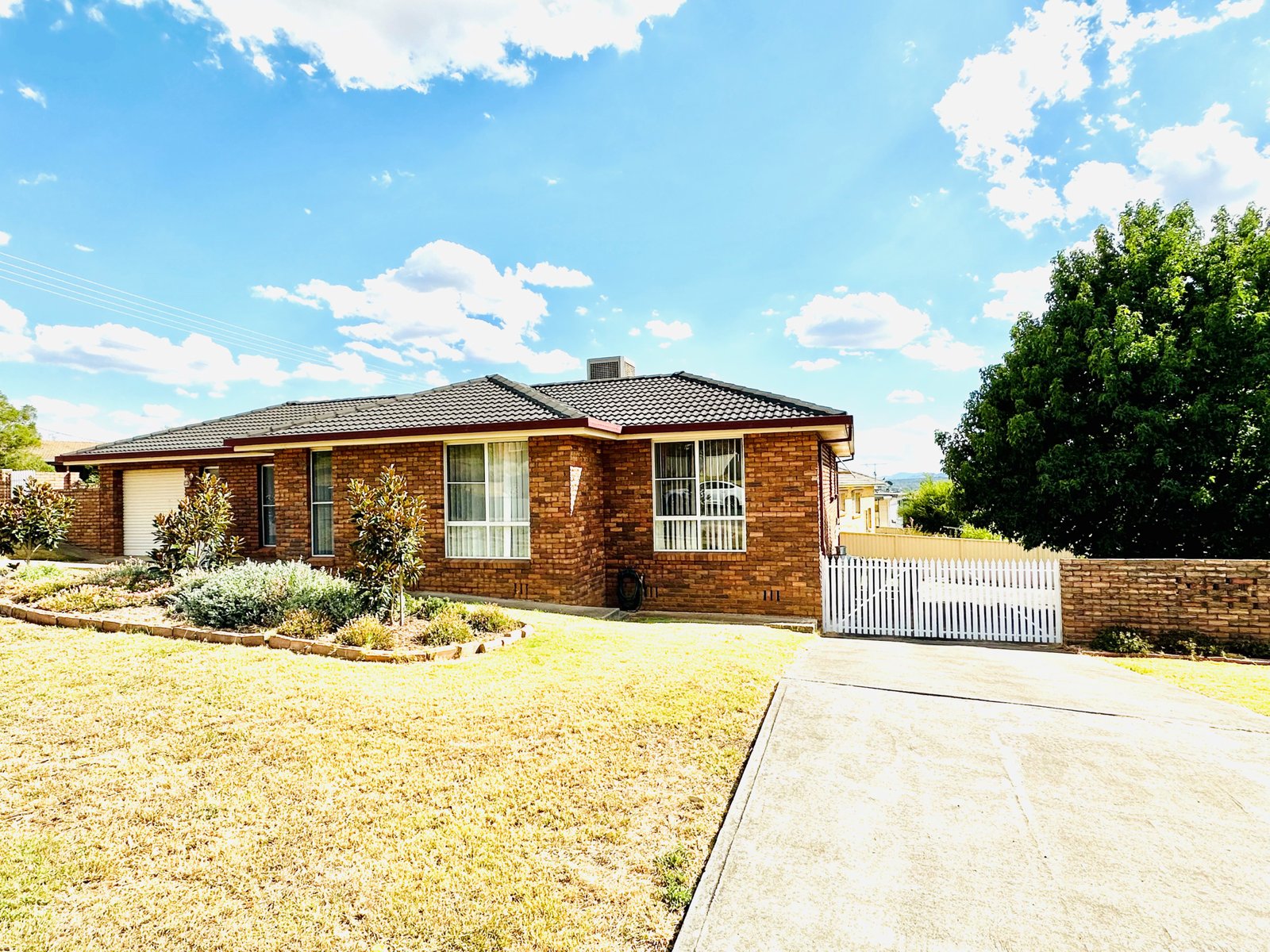 1 Fiona Street TAMWORTH 2