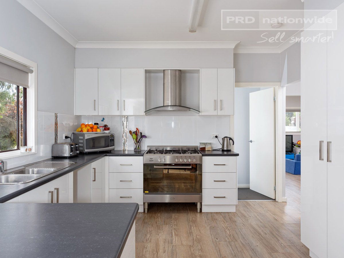 1 Hurst Street NORTH WAGGA WAGGA 4