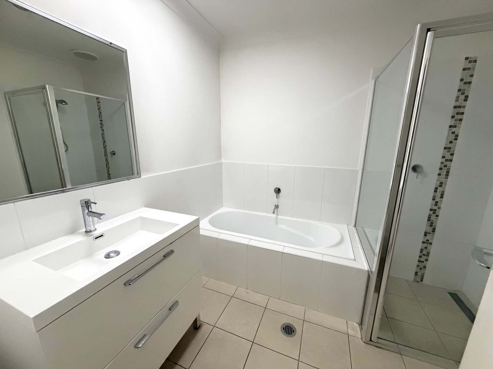 1 Lake Place TAMWORTH 9
