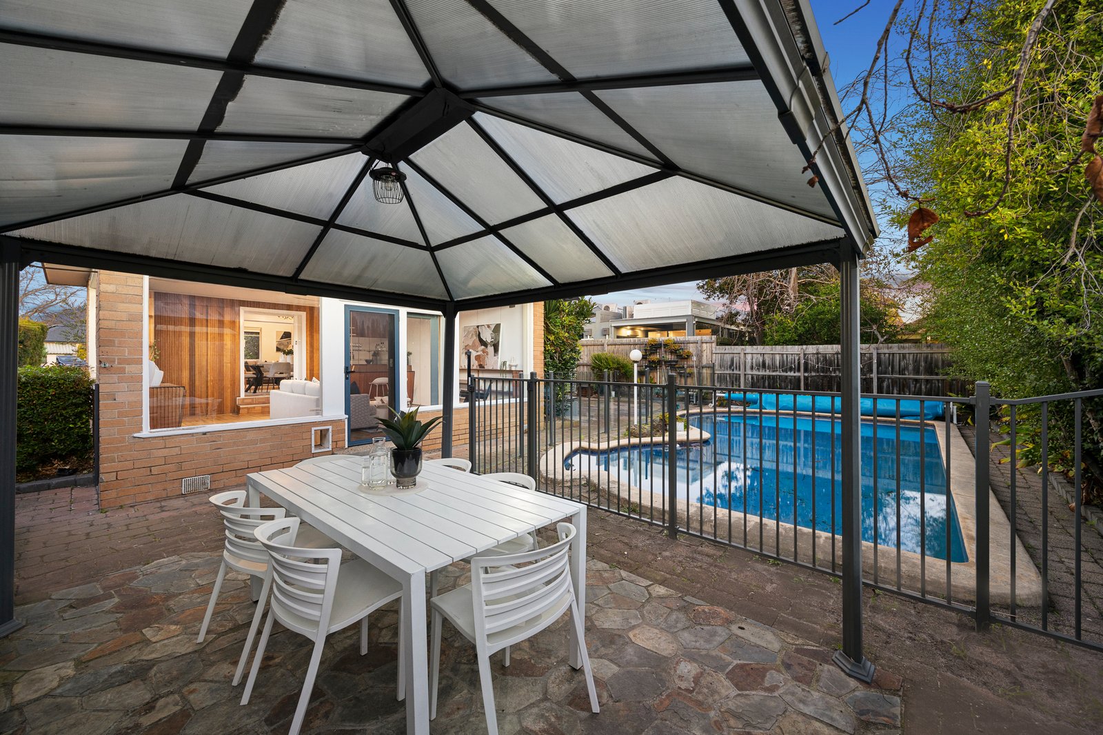 Gallery: 1 Loch Court