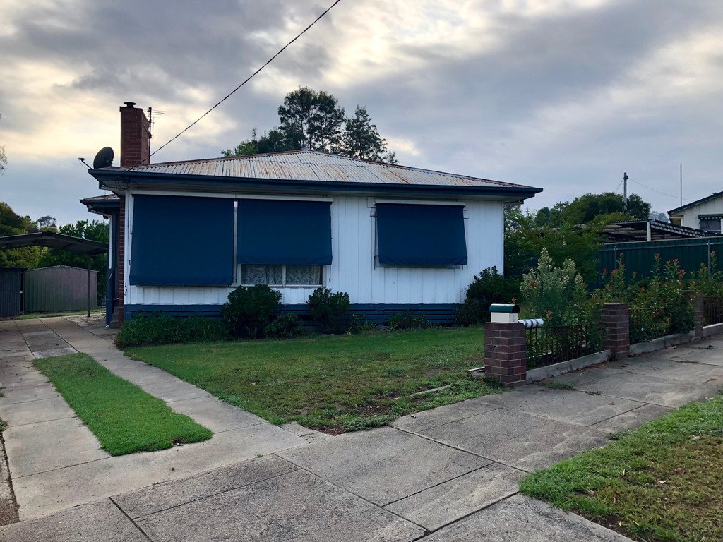 1 Mackinnon Street CORRYONG 1