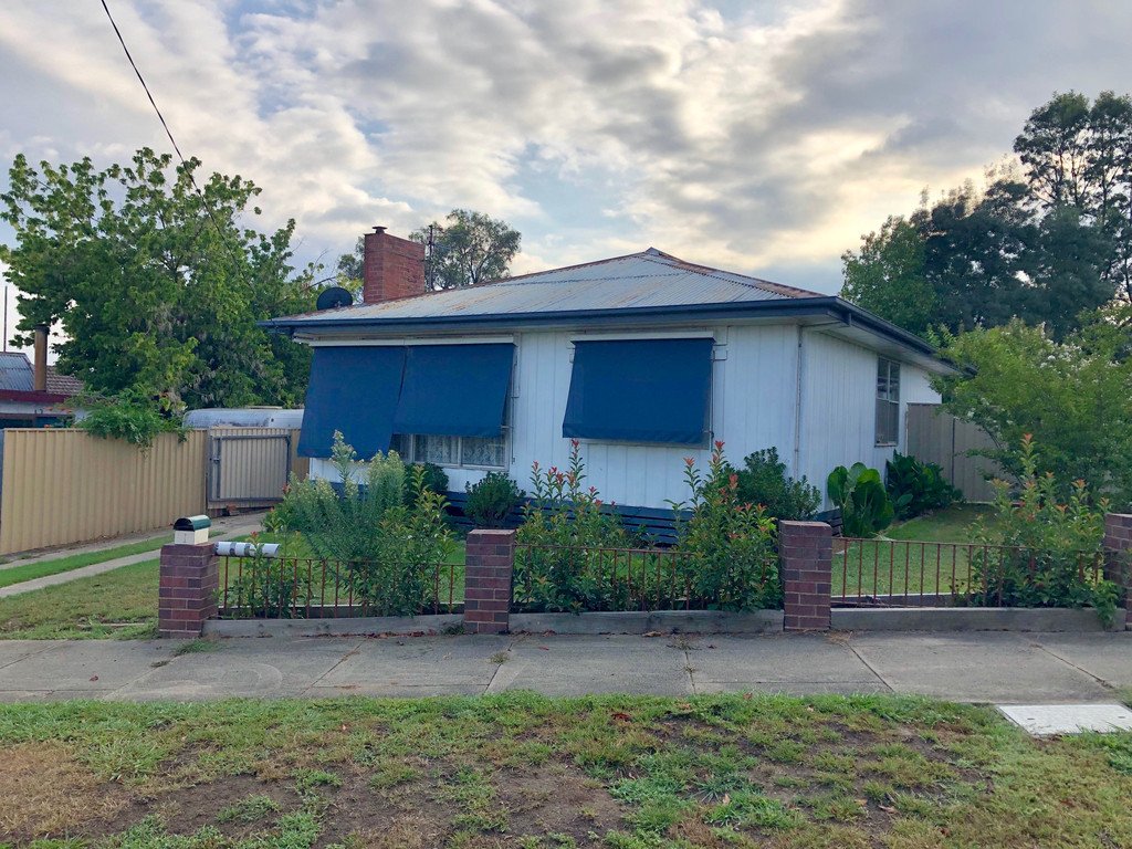 1 Mackinnon Street CORRYONG 2