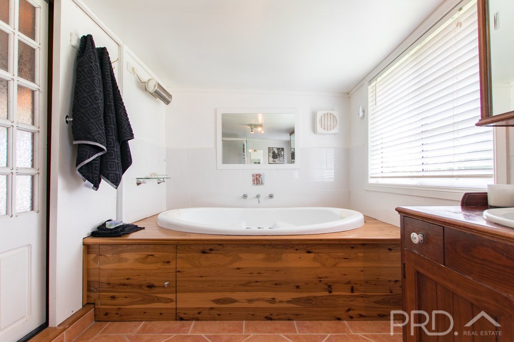 1 Rimmers Lane ADELONG 13