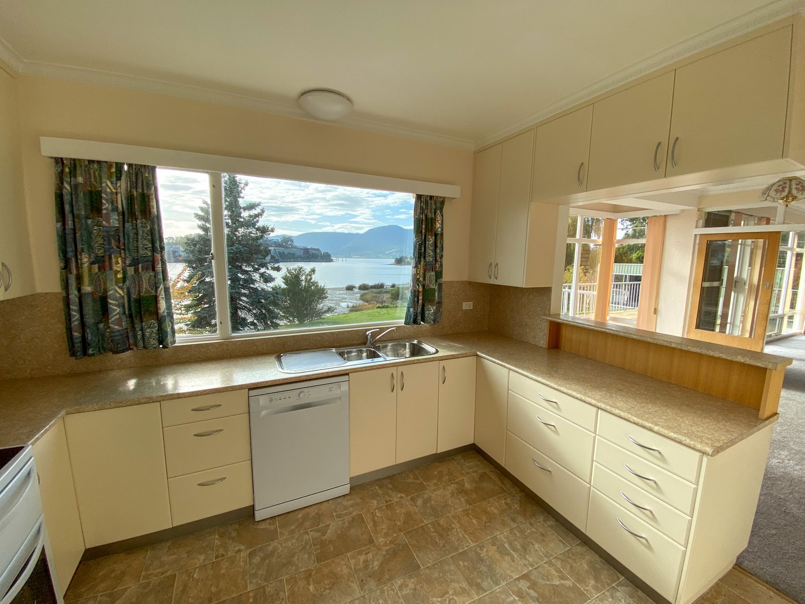 1 Strathaven Drive ROSETTA 6