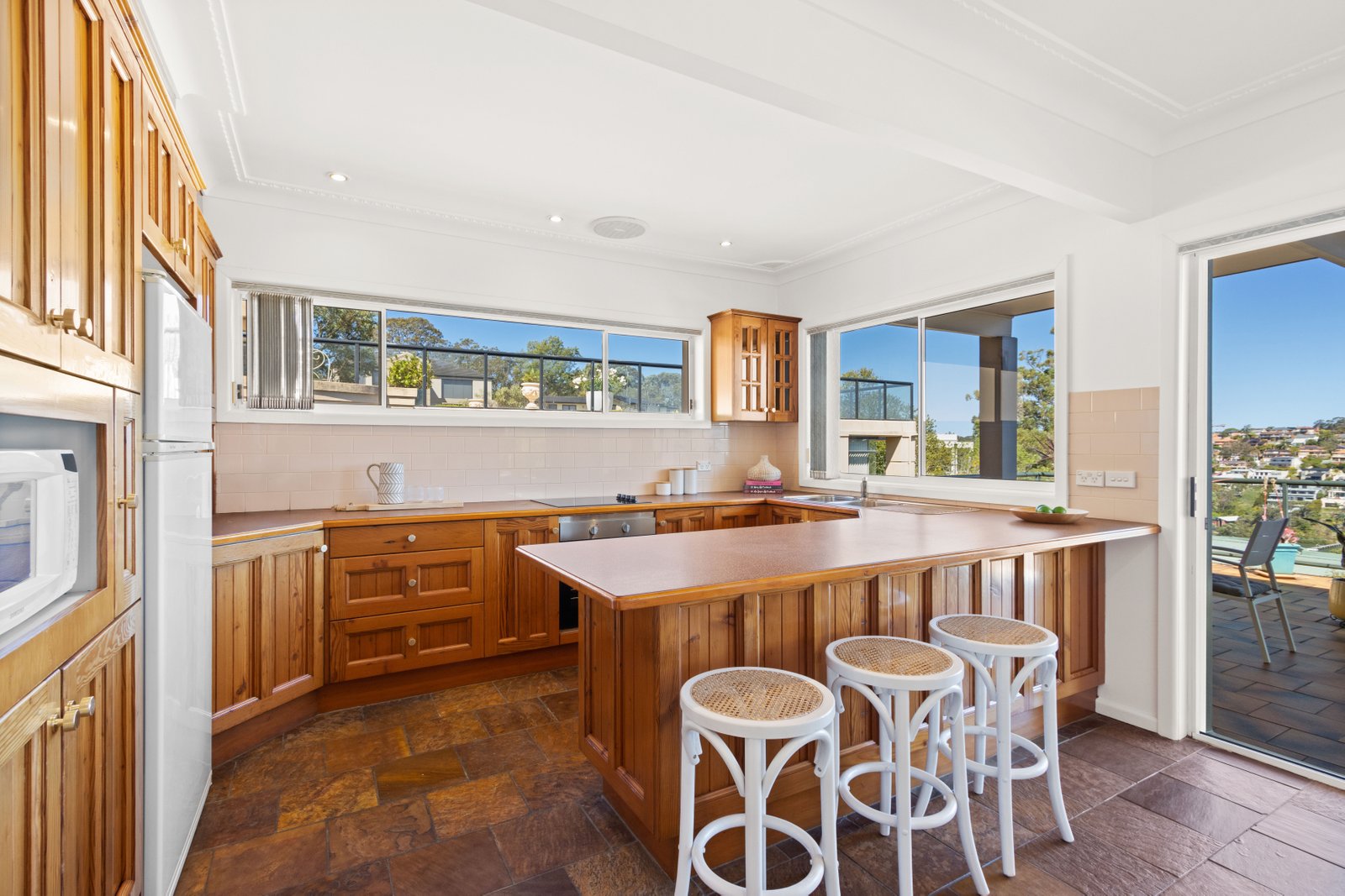 1 Tea Tree Place  (Off Woodlands Avenue)  LUGARNO 4