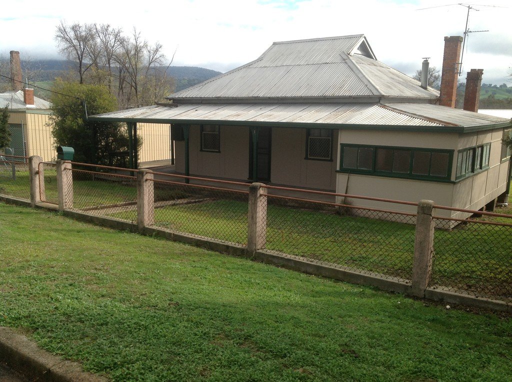 1 Vyner Street TUMUT 1