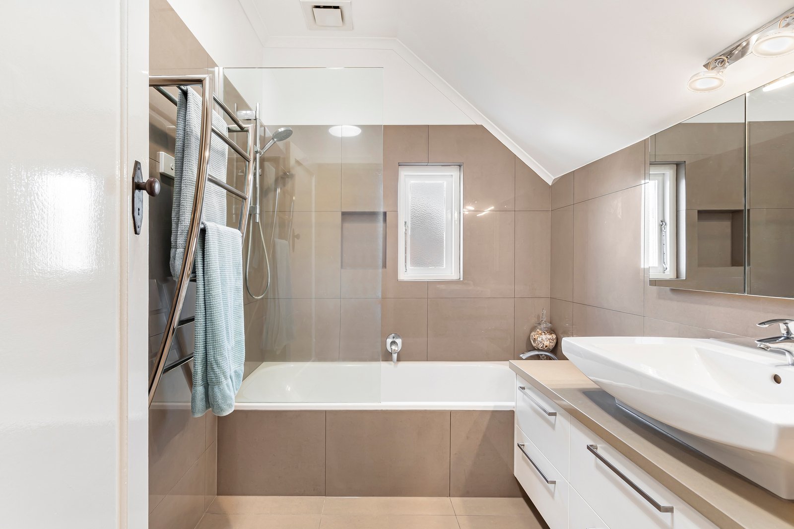 1 Willandra Avenue, Canterbury, Vic