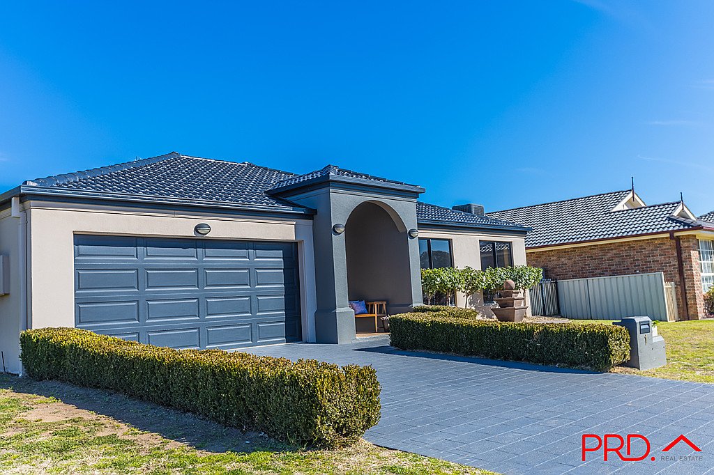 1 Yarraga Place TAMWORTH 2