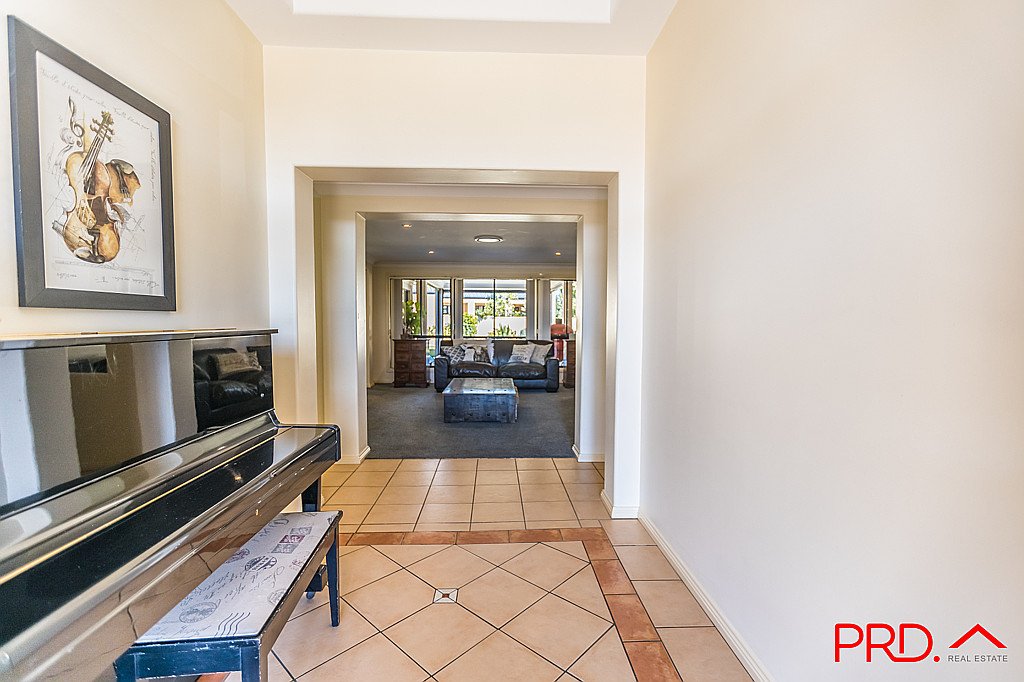 1 Yarraga Place TAMWORTH 4