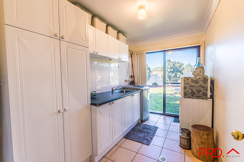 1 Yarraga Place TAMWORTH 8