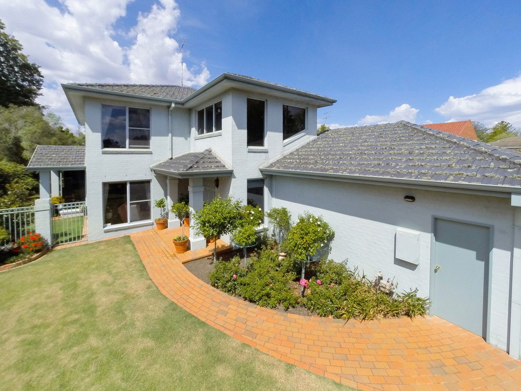 10 Alfred Street North LAKE WENDOUREE 1