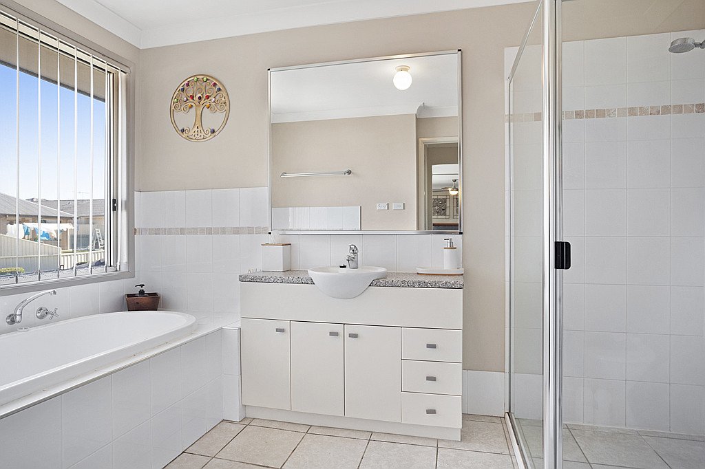 10 Avondale Drive THORNTON 19