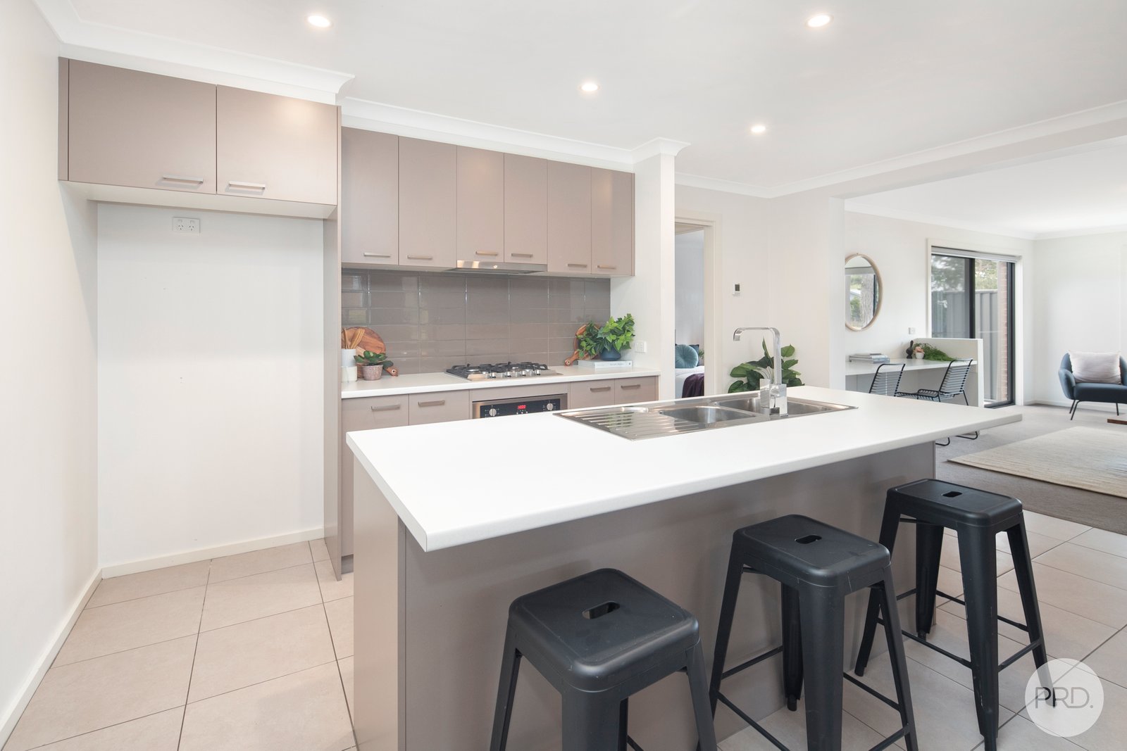 10 Bennett Street CANADIAN 10