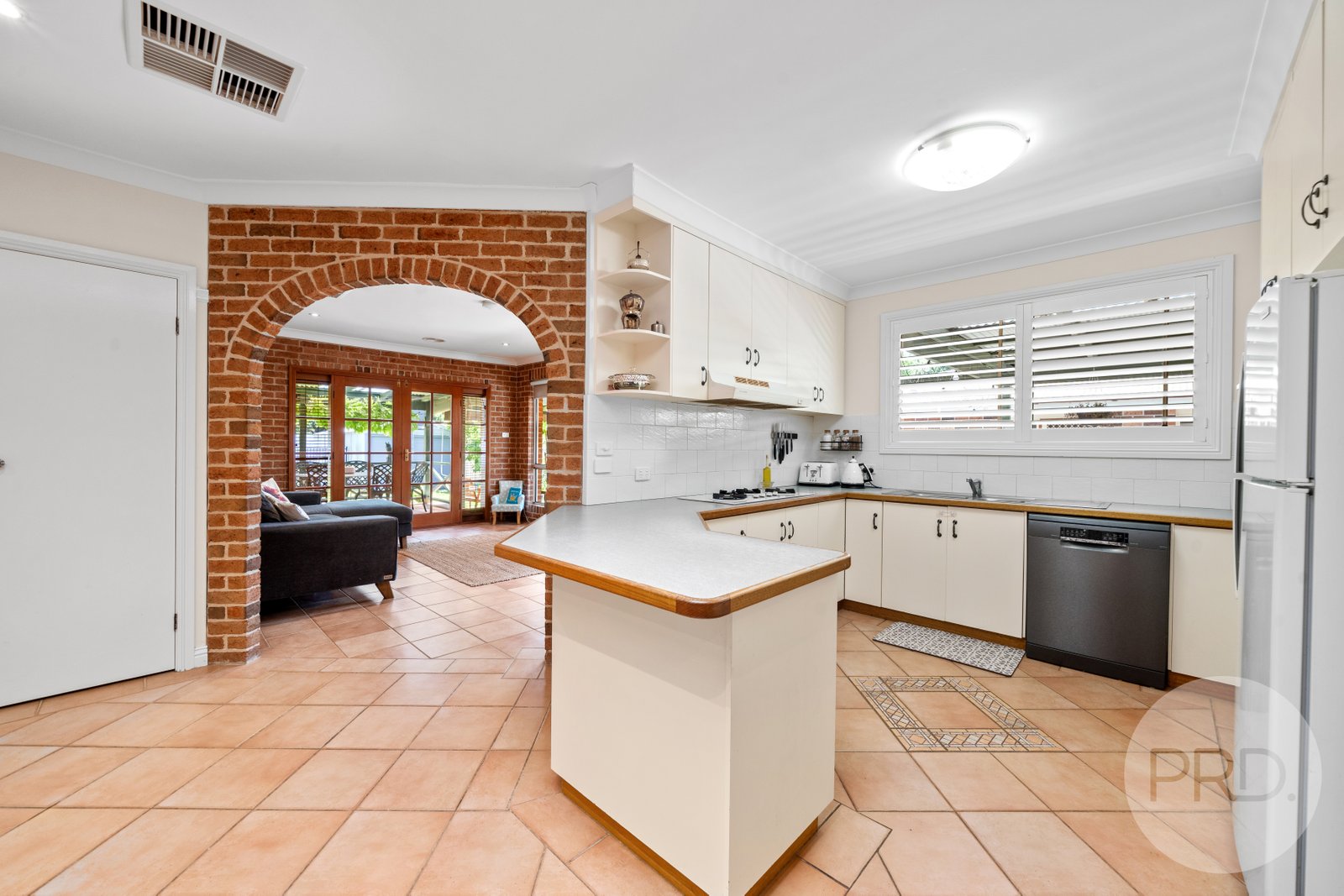 10 Bocquet Street LAKE ALBERT 8