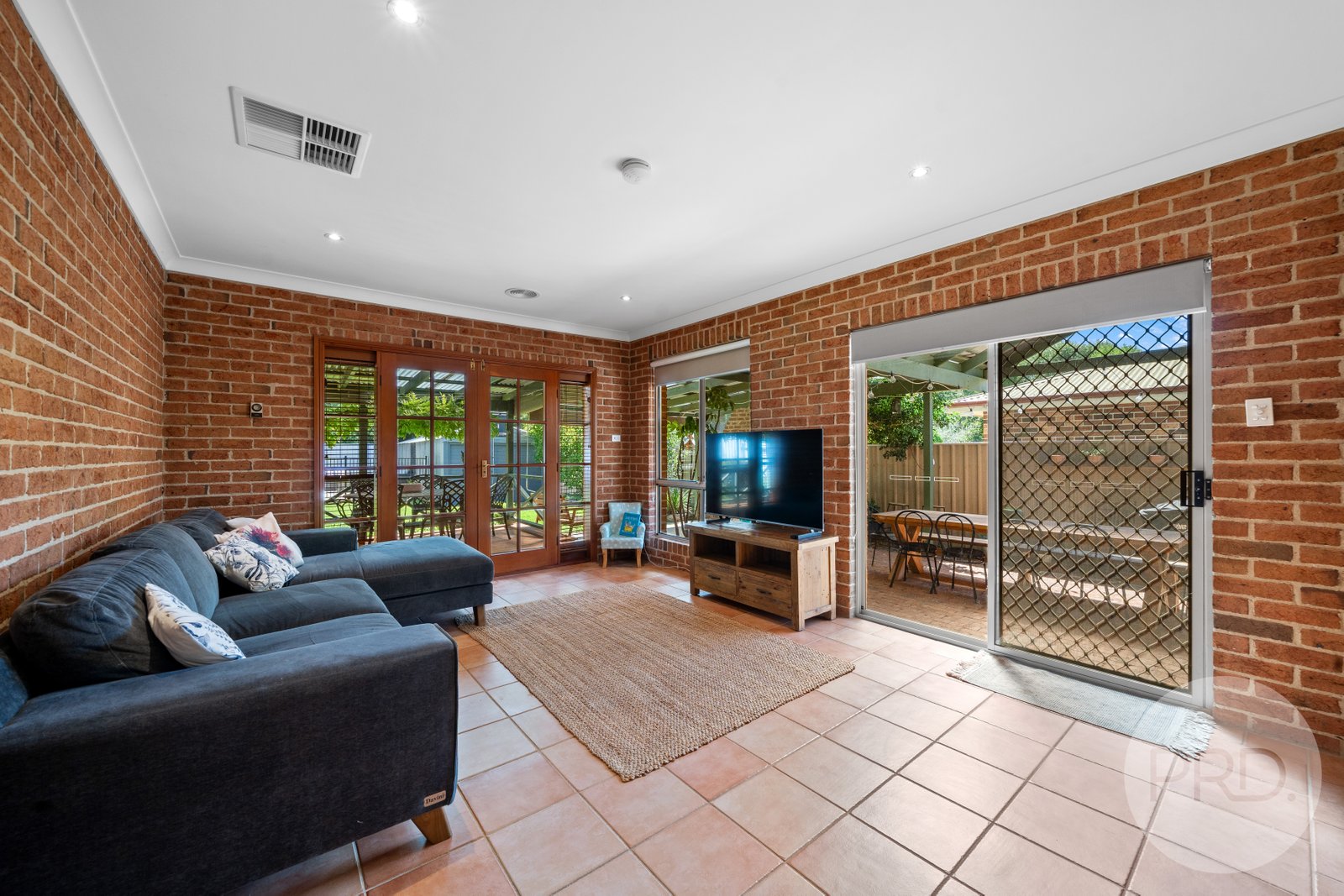 10 Bocquet Street LAKE ALBERT 11