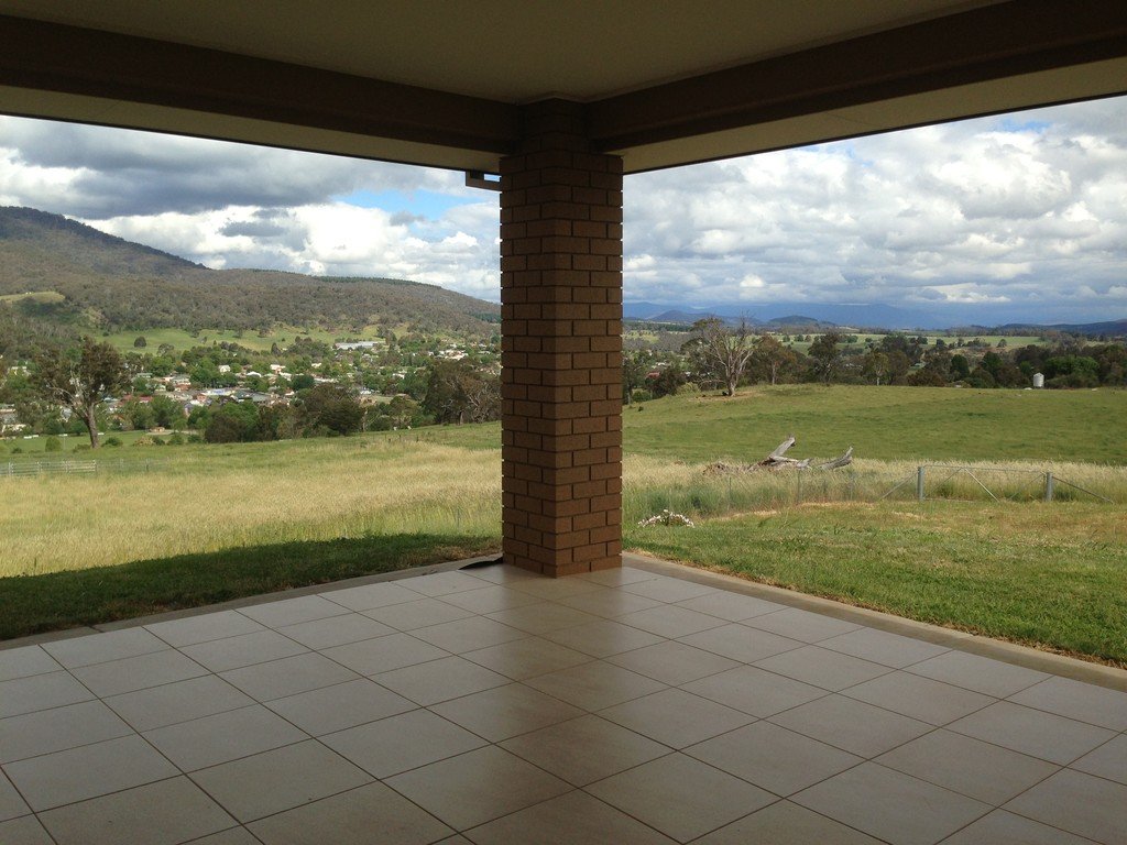 10 Chaffey Close TUMBARUMBA 5