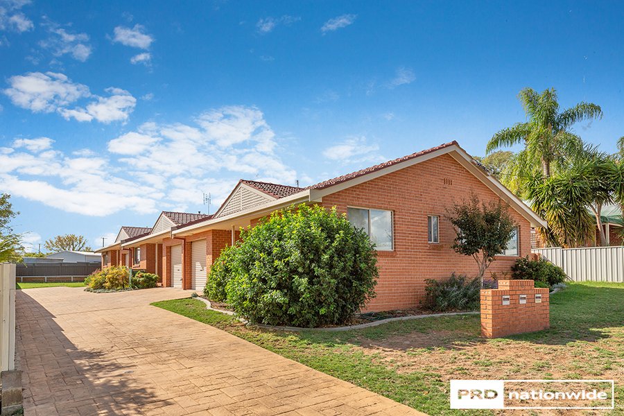 10 Curlew Crescent TAMWORTH 1