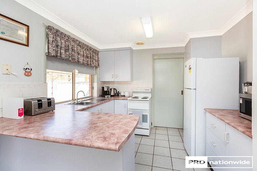 10 Curlew Crescent TAMWORTH 4