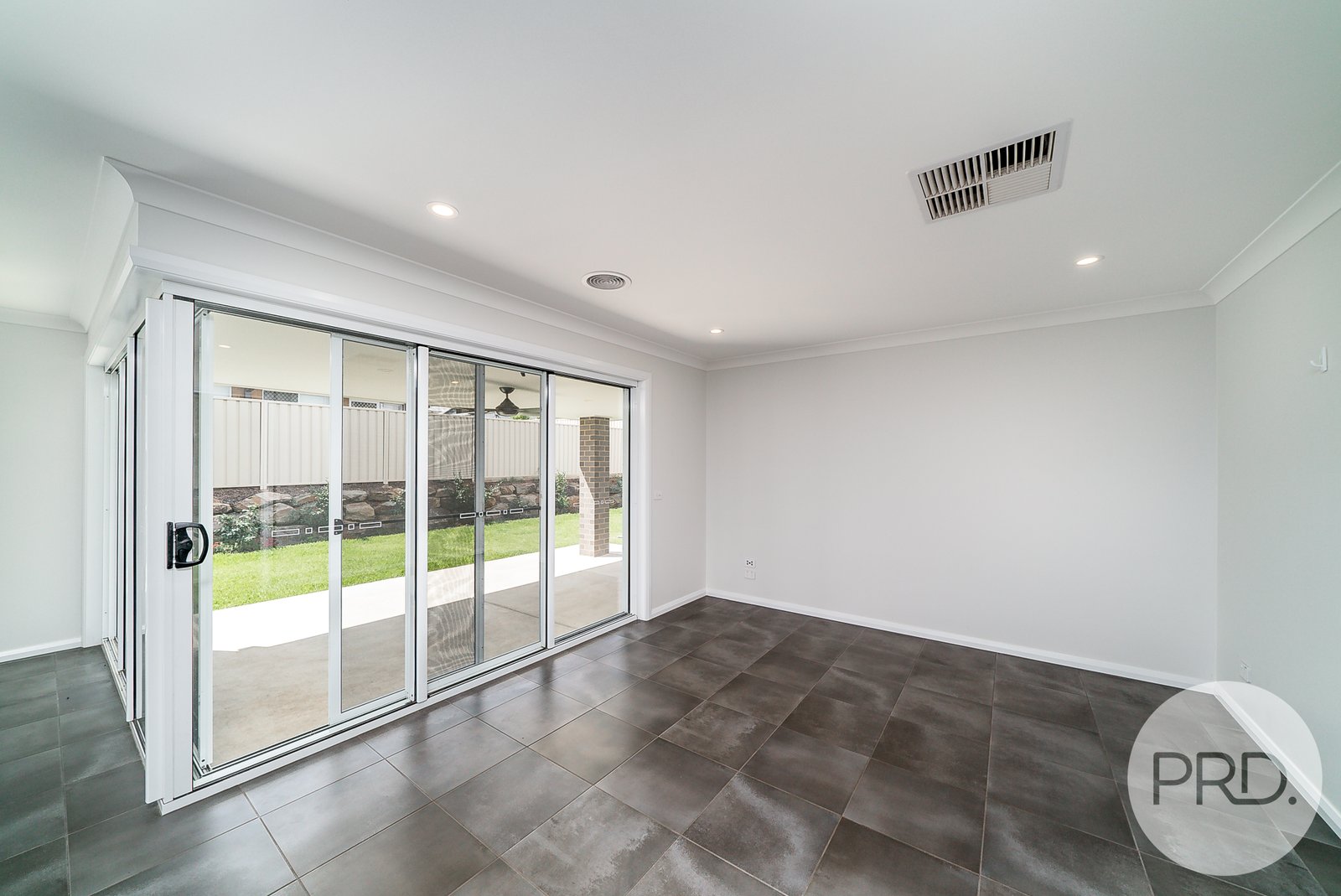 10 Ellerslie Street GOBBAGOMBALIN 4