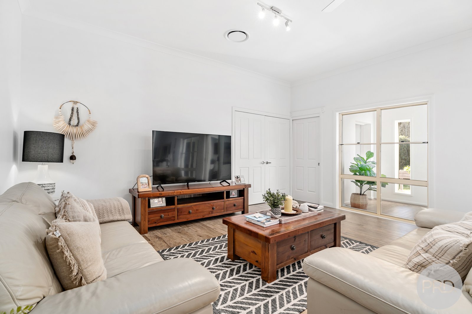 10 Eucalyptus Drive ONE MILE 11