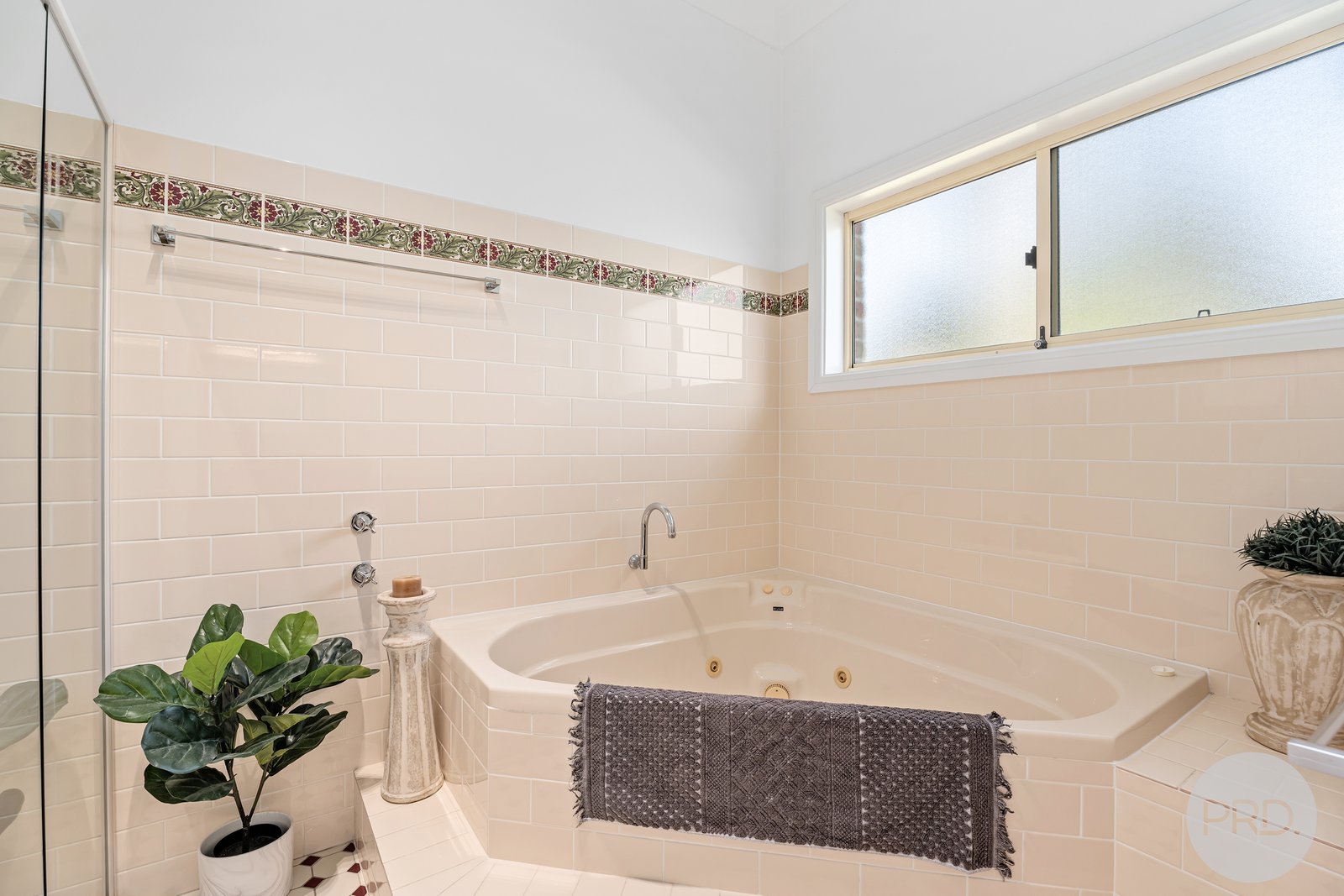 10 Eucalyptus Drive ONE MILE 30