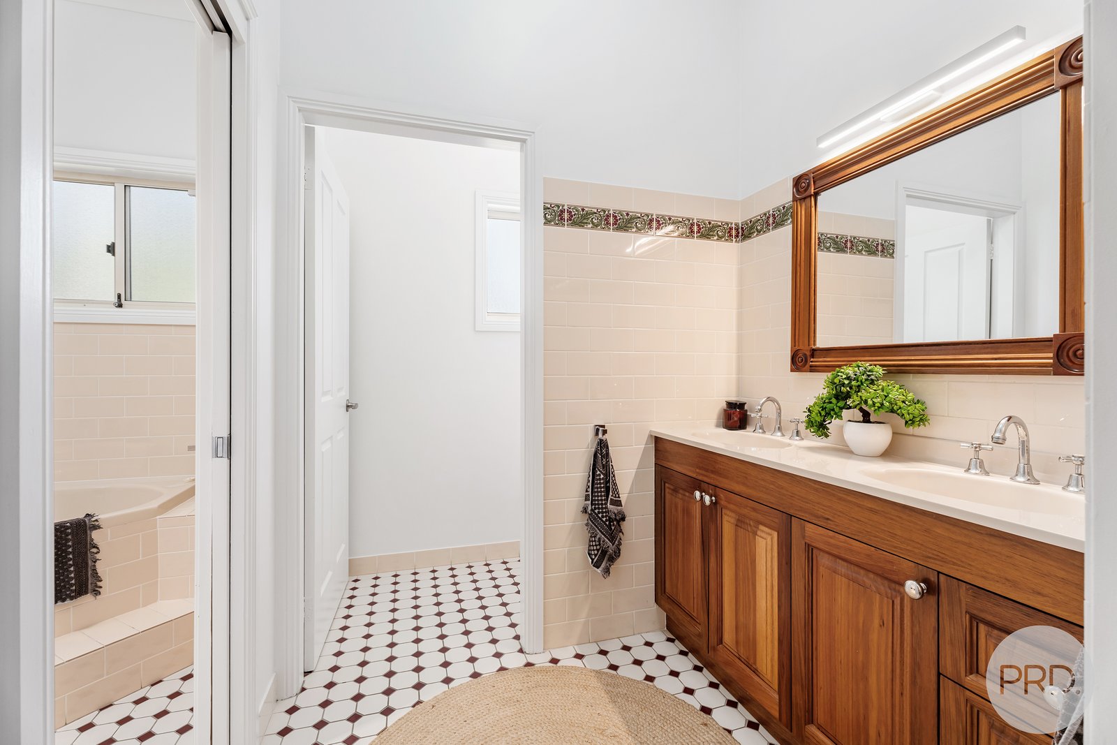 10 Eucalyptus Drive ONE MILE 31