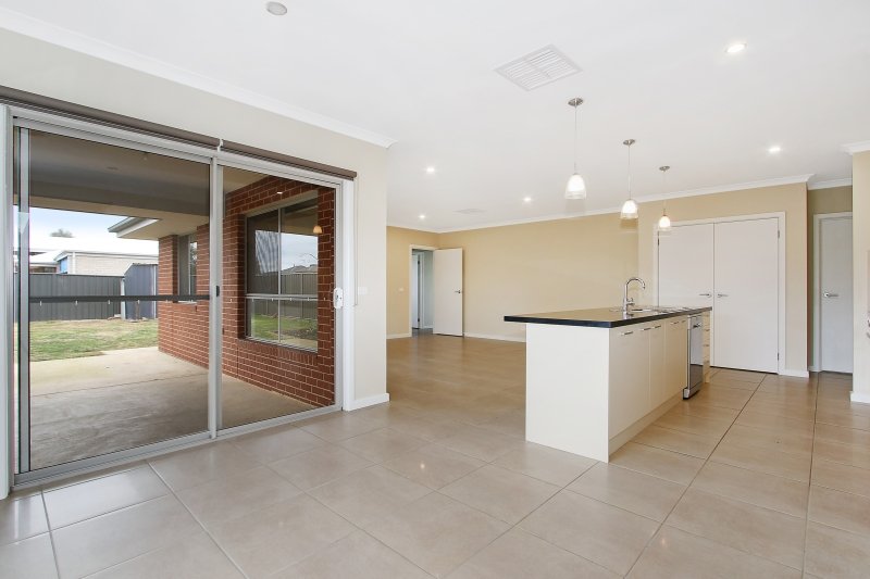 10 Gallagher Street THURGOONA 4