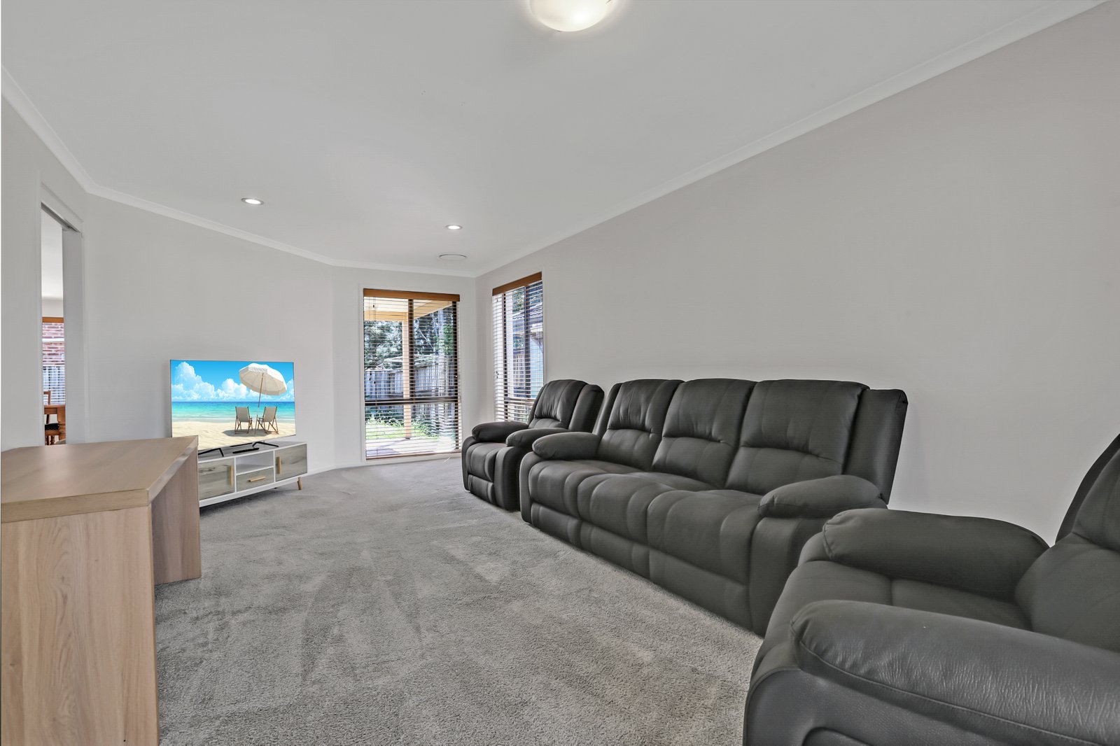 10 Glenwood Grove HORSLEY 2